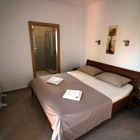 Apartman With Parking Space - 25114 *